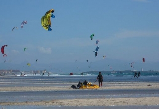  在塔里法海滩上风筝冲浪 
